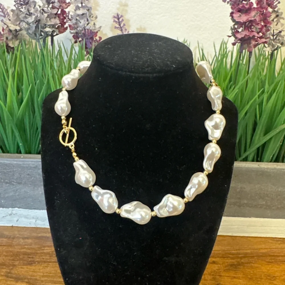 Elegant Gold and White Pearl Necklace